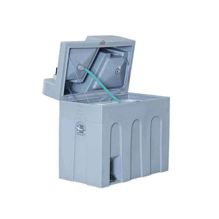 Geöffneter mobiler Handwaschstand mit Sicht auf die Wasserführung – wichtiges Zubehör beim mobile Toiletten mieten.