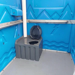 Barrierefreie mobile Toiletten mieten: Innenansicht einer rollstuhlgerechten Toilettenkabine mit stabilen Haltegriffen und ebenerdigem Zugang.