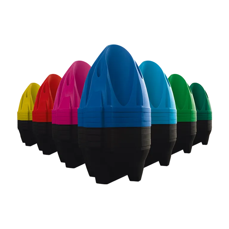 Komplette Ansicht mehrere 4er Urinalstand Modells für autarke sanitäre Lösungen. Verschiedene Farben