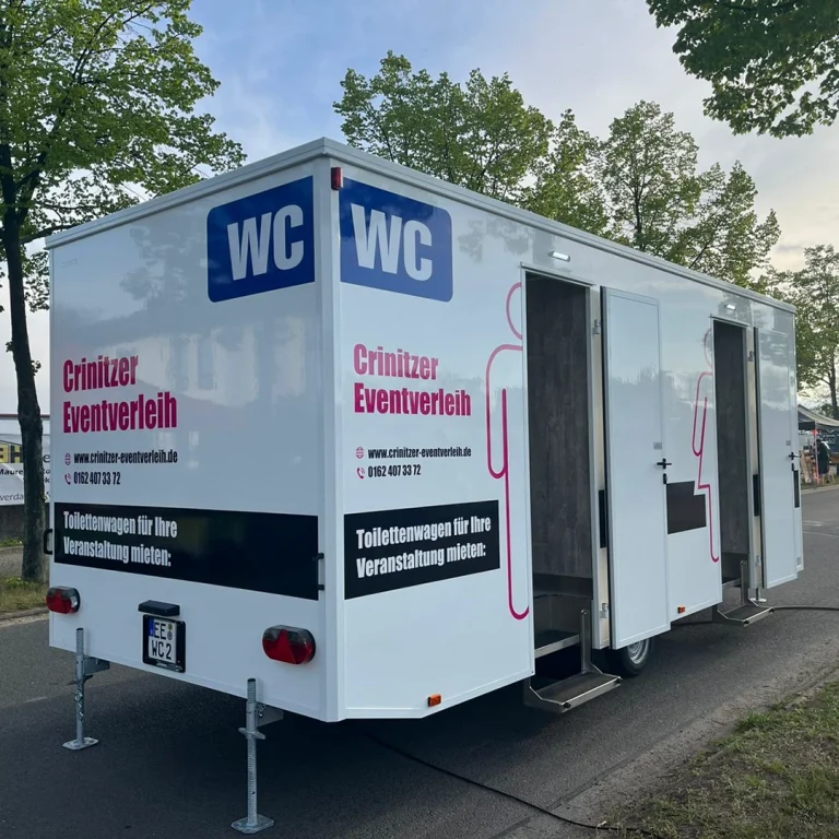 Komfortablen Toilettenwagen mieten mit getrennten Damen- und Herreneingängen inklusive Sicherheitsstufen.