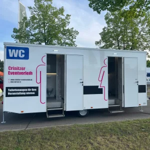 Einen modernen weißen Toilettenwagen mieten für die Gartenhochzeit oder das Firmenevent im Freien.